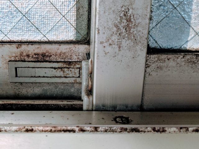 清掃前の油で汚れたキッチンシンク